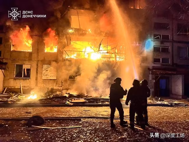 Phương án thứ ba liên quan đến việc đưa ra lệnh ngừng bắn như một phần của “cuộc chơi” gồm nhiều nước đi, trong đó Mỹ rút khỏi cuộc xung đột, chấm dứt mọi sự hỗ trợ cho Ukraine và chuyển sang đối phó với “mối đe dọa” Trung Quốc.