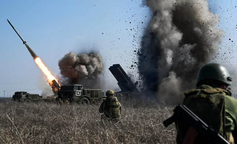 Ngay sau đó, quân Ukraine đột phá nhanh chóng rơi vào màn hỏa lực tổng lực bao trùm của pháo binh, pháo phản lực phóng loạt, UAV FPV và hỏa khí bộ binh… khiến Tiểu đoàn xung kích 155 thuộc Lữ đoàn phòng thủ nội địa số 117, từng gây thương vong nặng nề cho quân Nga ở mặt trận Donbass, đã bị thiệt hại nặng.