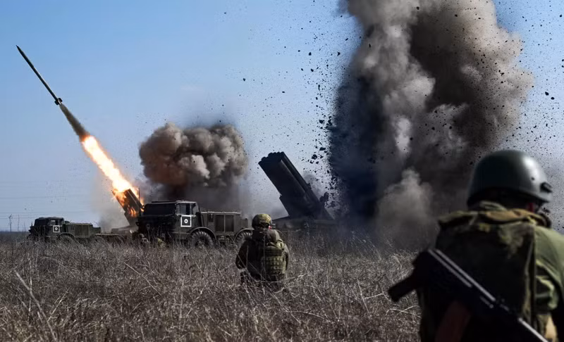 Ngay sau đó, quân Ukraine đột phá nhanh chóng rơi vào màn hỏa lực tổng lực bao trùm của pháo binh, pháo phản lực phóng loạt, UAV FPV và hỏa khí bộ binh… khiến Tiểu đoàn xung kích 155 thuộc Lữ đoàn phòng thủ nội địa số 117, từng gây thương vong nặng nề cho quân Nga ở mặt trận Donbass, đã bị thiệt hại nặng.