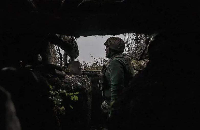 Trên thực tế, bắt đầu từ tháng 12, Ukraine đã học được những bài học thụ động từ việc phòng thủ Kulakhove và thành phố Pokrovsk, bắt đầu áp dụng chiến lược tấn công chủ động. Đặc biệt xung quanh sông Dnieper và khu vực Zaporozhye, Quân đội Ukraine đã xây dựng 3 tuyến phòng thủ vững chắc và chuẩn bị đầy đủ cho cuộc phản công.