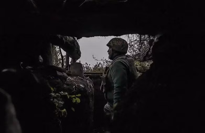 Trên thực tế, bắt đầu từ tháng 12, Ukraine đã học được những bài học thụ động từ việc phòng thủ Kulakhove và thành phố Pokrovsk, bắt đầu áp dụng chiến lược tấn công chủ động. Đặc biệt xung quanh sông Dnieper và khu vực Zaporozhye, Quân đội Ukraine đã xây dựng 3 tuyến phòng thủ vững chắc và chuẩn bị đầy đủ cho cuộc phản công.