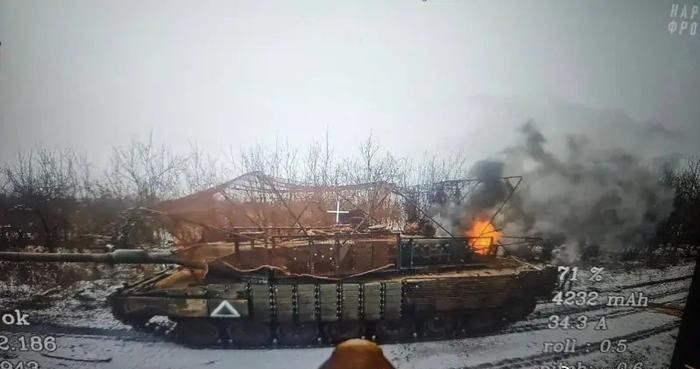 Tại các làng Darino và Nikolaevo-Darino ở sườn phía tây, Quân đội Ukraine đã phát động một cuộc phản công cơ giới hóa quy mô lớn bằng các lực lượng tinh nhuệ như Lữ đoàn xe tăng số 17, Lữ đoàn bộ binh cơ giới số 21 và Lữ đoàn xung kích đường không số 80, dưới sự yểm trợ của hệ thống tác chiến điện tử và lựu đạn khói, đã mở cuộc tấn công ác liệt vào các vị trí của quân Nga.