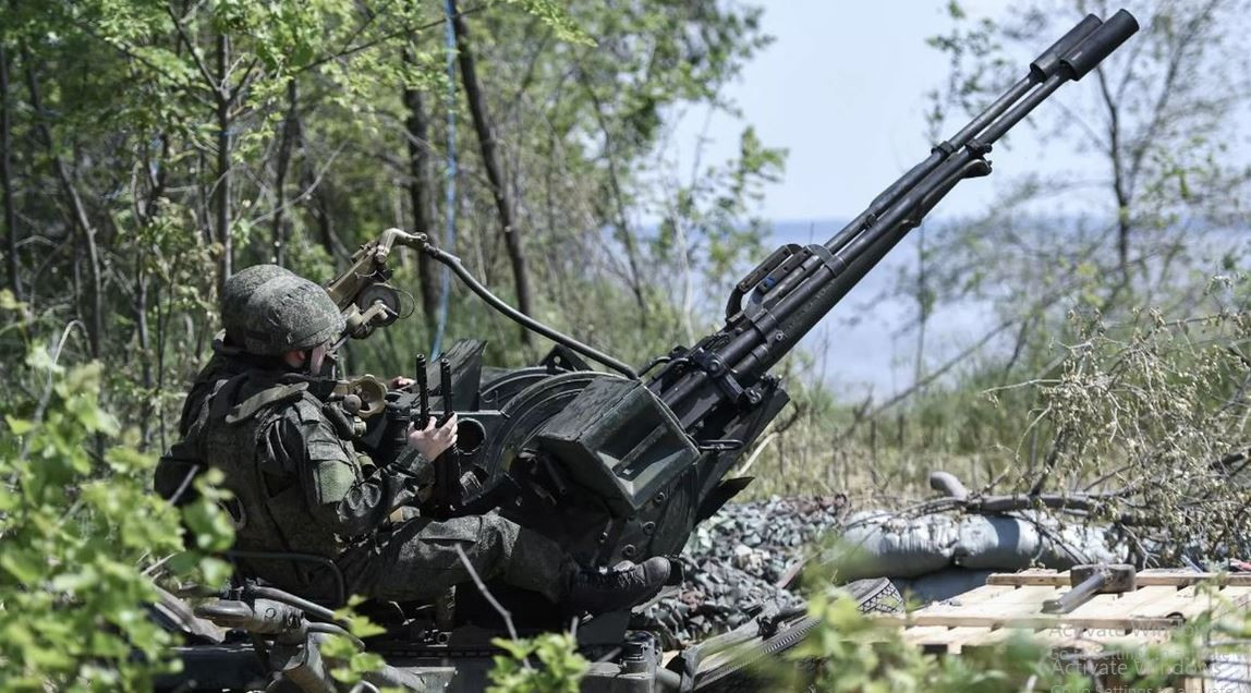 Lực lượng phòng thủ của Nga trên phòng tuyến này chủ yếu là Tập đoàn quân 49 của Quân khu phía Nam và Tập đoàn quân 18 mới thành lập, cũng như một đơn vị của lực lượng dù (Lữ đoàn Dù 104 mới thành lập) và bộ binh hải quân (Lữ đoàn 61 Thủy quân lục chiến của Hạm đội phương Bắc), được tăng cường.