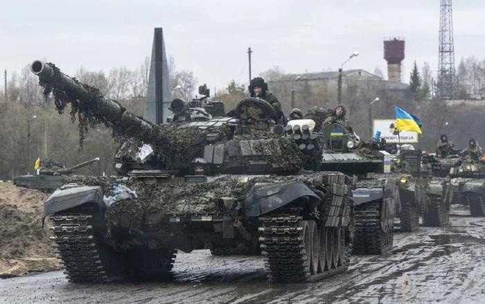 Tình hình chiến trường ác liệt, khiến Quân đội Ukraine cũng tiêu hao số xe bọc ngày càng tăng, với mức tổn thất trung bình là 3-4 xe mỗi ngày. Cùng với đó là xe chiến đấu bộ binh Bradley quá nặng, phía Ukraine lại phá đập hồ chứa nước, do vậy để sơ tán khỏi chiến trường là vấn đề không hề đơn giản. 