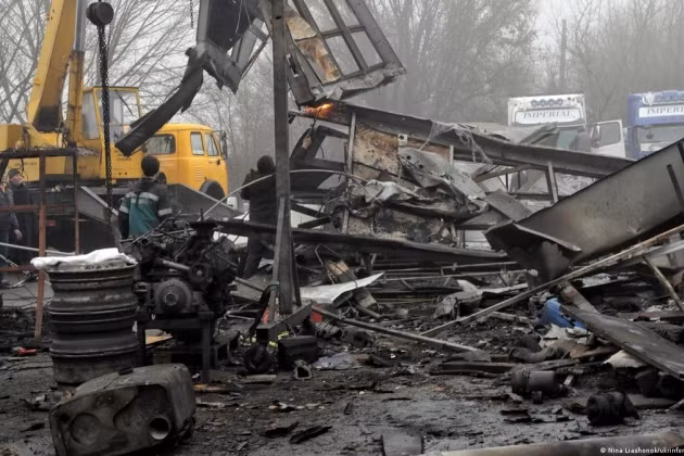 Nhưng vào ngày 26/12, trang Avia.pro của Nga cho biết, Lực lượng Hàng không vũ trụ của Nga đã phóng tên lửa siêu thanh Kinzhal tấn công các hệ thống tên lửa phòng không tầm ngắn và tầm trung NASAMS của Ukraine trong khu vực Căn cứ không quân Starokonstantinov ở vùng Khmelnitsky.