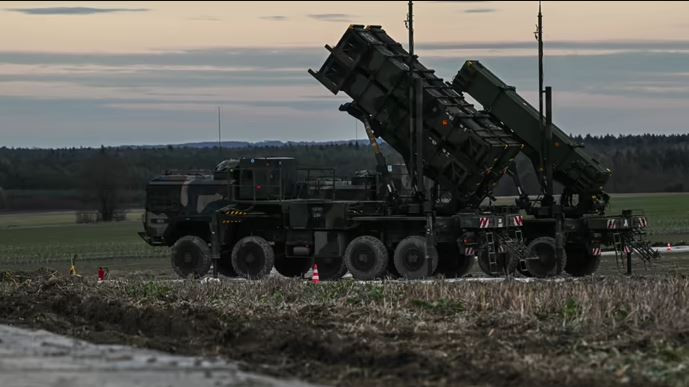 Giới chức Ukraine ngày 15/12 thông báo, Đức đã chuyển giao hoàn toàn tiểu đoàn tên lửa phòng không Patriot thứ hai cho Ukraine. Theo một tài liệu trên trang web chính thức của Chính phủ Đức, Berlin đã viện trợ tiếp một tiểu đoàn Patriot hoàn chỉnh với bệ phóng, tên lửa và các bộ phận dự phòng.