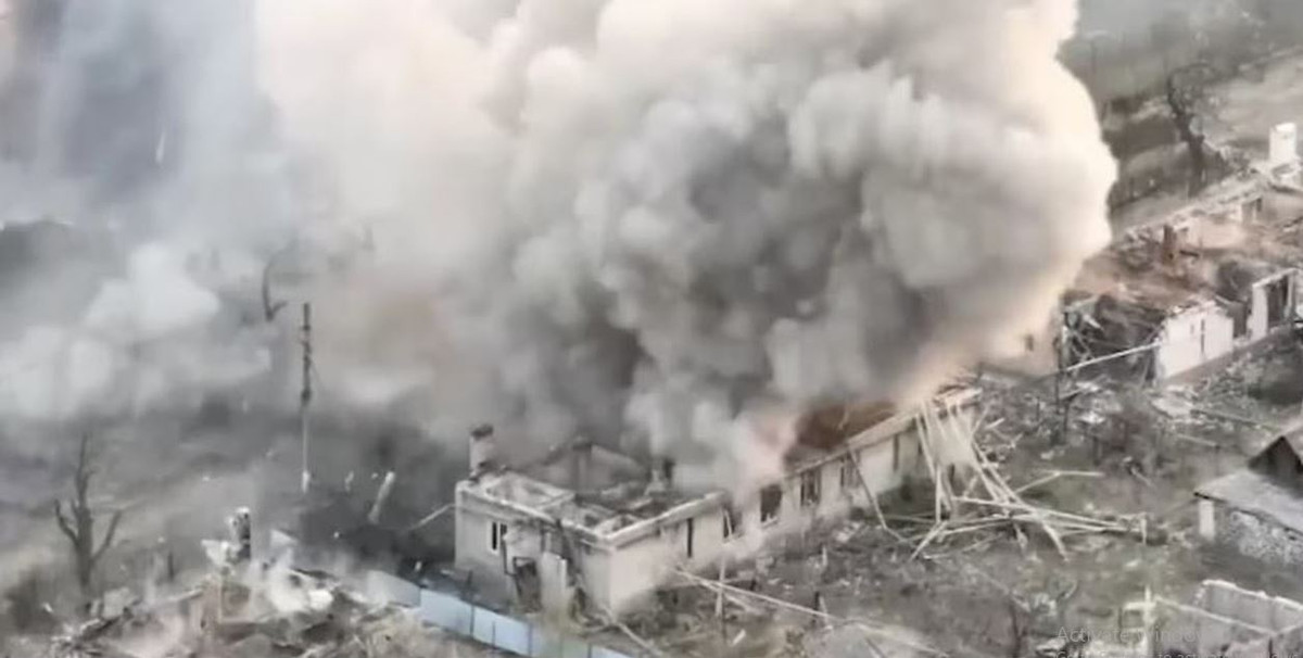 Trên chiến trường Donbass, Quân đội Nga dựa vào lực lượng tinh nhuệ, lợi thế về địa lý và sự chuẩn bị đầy đủ để chứng tỏ hiệu quả chiến đấu mạnh mẽ và đạt được kết quả xuất sắc. Đối với Quân đội Ukraine, họ cần tìm ra những biện pháp mới thoát khỏi tình trạng kiệt sức và khó khăn để ứng phó với tình hình cuộc chiến ngày càng khốc liệt. (Nguồn ảnh: CNN, Ukrinform, Sputnik).