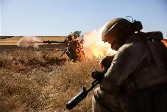 Tuy nhiên trong thế bố trí chiến lược, Quân đội Nga kém cảnh giác trong công tác bảo vệ biên giới. Ngoài ra, biên giới Nga - Ukraine rất dài, khiến việc phòng thủ toàn diện trở nên vô cùng khó khăn, thiếu sót là điều khó tránh khỏi. Lực lượng biên phòng Nga không thể đương đầu với quân chính quy Ukraine.