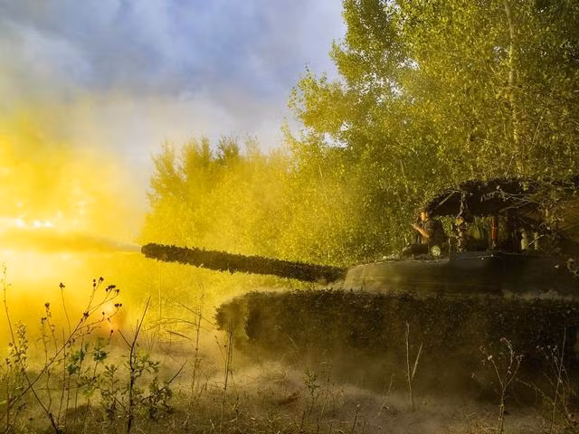 Nhưng trên chiến trường Donbass, Quân đội Nga dựa vào lực lượng tinh nhuệ, lợi thế về địa lý và sự hỗ trợ của lực lượng vũ trang địa phương thân Nga, để đẩy nhanh tốc độ tấn công. Quân đội Nga không chỉ có ưu thế tuyệt đối về hỏa lực và quân số, mà ở đây họ còn có 8 năm chuẩn bị kỹ lưỡng, nên chiếm ưu thế cả về mặt chiến thuật và chiến lược.