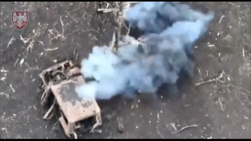 “Nhà sử học” cũng cho biết, điều khác biệt là người Nga bắt đầu sử dụng UAV FPV làm vũ khí tấn công chính. Ông nói: “Kẻ thù có số lượng UAV FPV cực kỳ lớn và tìm cách sử dụng chúng để bù đắp cho việc thiếu các cuộc tấn công bằng súng cối hoặc pháo binh. Ngoài UAV FPV, người Nga còn sử dụng robot mặt đất, mà chúng tôi đã thấy trong chiến đấu”.