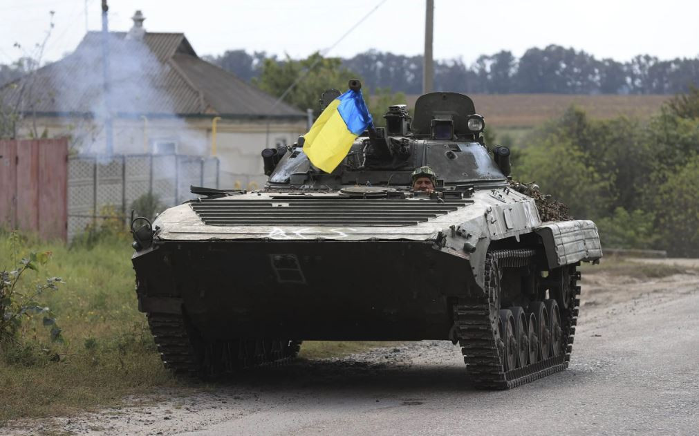 Vấn đề chính đối với quân Ukraine khi tăng viện cho Volchansk là việc chuyển giao vũ khí hạng nặng, chủ yếu là xe tăng. Đánh giá qua số vũ khí được bàn giao và tình trạng của phương tiện, hầu hết đều đã qua sửa chữa hoặc được cất giữ lâu ngày, điều này gián tiếp cho thấy việc sử dụng nguồn dự trữ sẵn có.