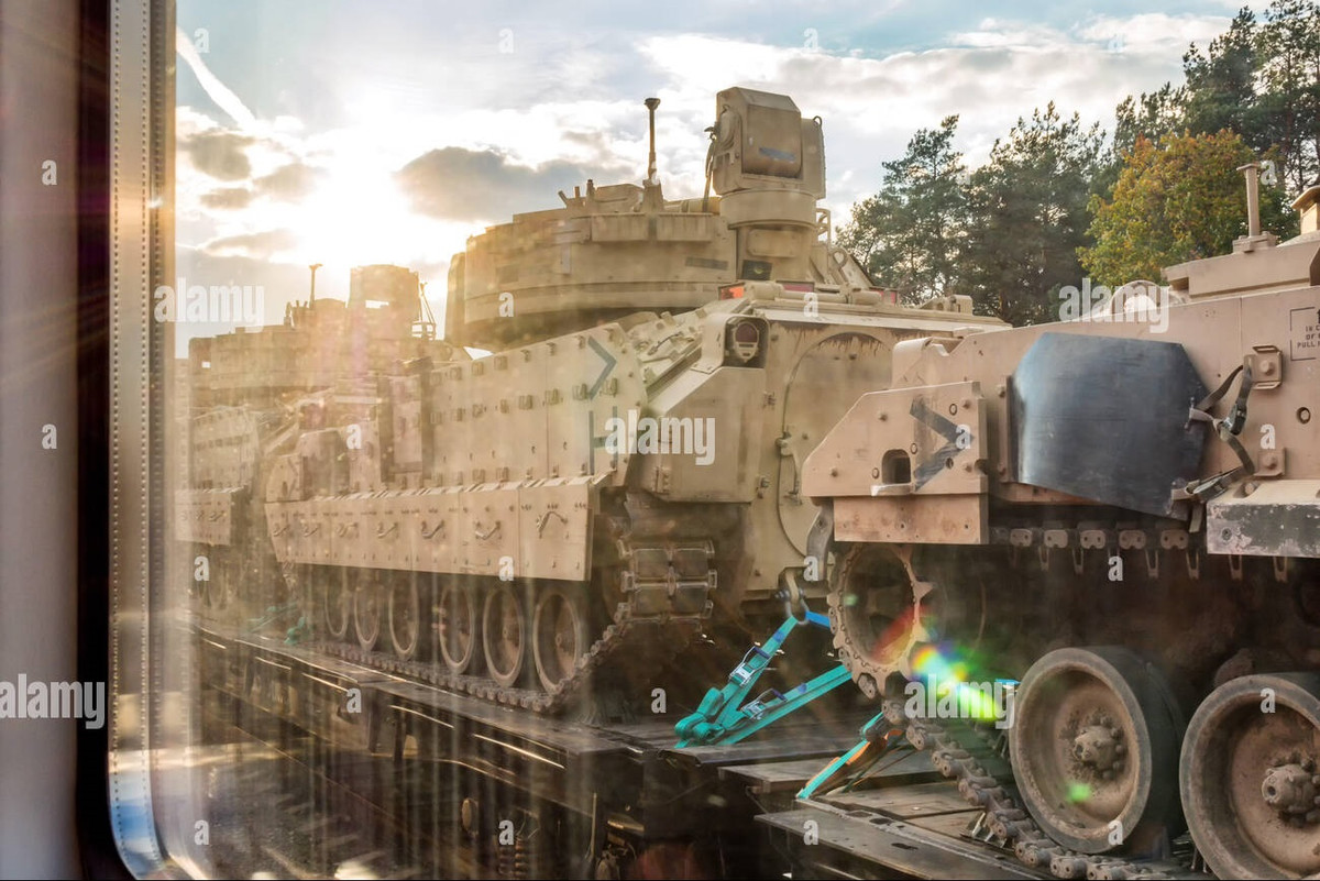 Cư dân các thành phố của Mỹ đã ghi nhận hàng trăm xe tăng, xe bọc thép chuẩn bị được đưa đến châu Âu. Theo các ước tính khác nhau, có khoảng 400-500 đơn vị xe bọc thép khác nhau, gồm xe tăng, xe bọc thép chở quân, xe chiến đấu bộ binh được vận chuyển bằng tàu hỏa tại Mỹ. 