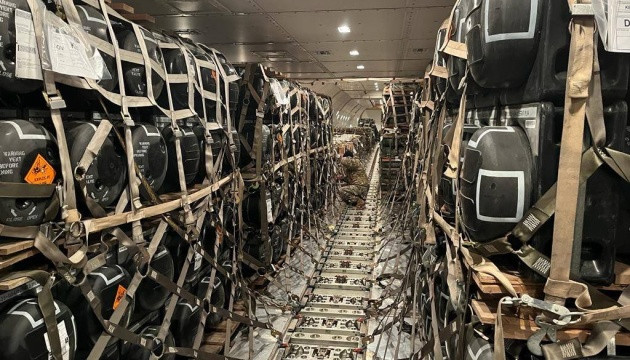 Đến nay, Quân đội Ukraine có thể được trang bị hơn 20 nghìn hệ thống chống tăng các loại. Cùng lúc đó, cách đây chưa đầy một ngày, một máy bay khác của Mỹ đã đến sân bay Boryspil, tiếp tục chuyển giao khoảng 300 hệ thống tên lửa chống tăng Javelin cho Quân đội Ukraine.