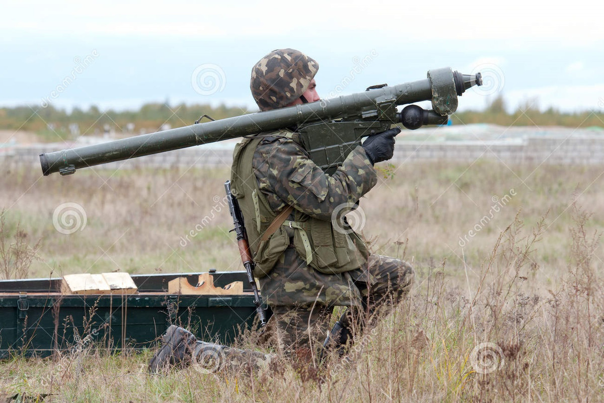 Khi Nga và Ukraine tách ra, Ukraine đã được hưởng rất nhiều trang thiết bị còn tối tân hơn cả vũ khí của Nga như xe tăng chiến đấu chủ lực T-80, máy bay ném bom chiến lược Tu-160. Vì vậy, trong kho của Ukraine vẫn còn lưu giữ hàng nghìn quả tên lửa phòng không vác vai Igla (hiện đại hơn Strela-2) và tên lửa chống tăng AT-4.