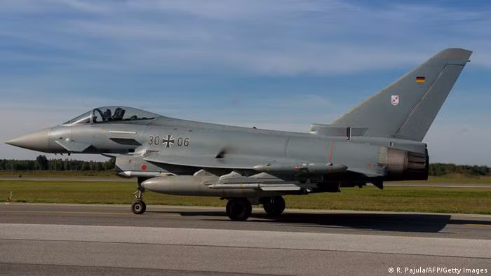 Rất nhiều xe tăng Leopard 2 không thể hoạt động được, trong đó có 86 chiếc hỏng do thiếu phụ tùng thay thế. Trong năm 2018, chỉ có 10 trong số 130 máy bay chiến đấu Typhoon của Không quân Đức được sử dụng bình thường và chỉ 4 chiếc có thể tham gia chiến đấu.