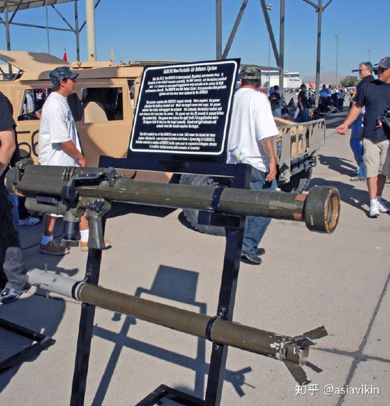 Theo tờ Washington Post của Mỹ đưa tin ngày 4/3, theo một thông tin, chính phủ Đức đã hứa viện trợ cho Ukraine hàng trăm tên lửa phòng không vác vai, được sản xuất trong thời kỳ chiến tranh Lạnh. Thậm chí những tên lửa trong hộp ẩm mốc đến mức, ai xử lý cũng phải mặc đồ bảo hộ.