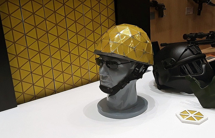 Sau đó Chameleon sẽ phân tích màu sắc và cấu trúc của cảnh quan và đưa ra các giải pháp cho lớp phủ, để tạo ra một hình ảnh ngụy trang mới, làm cho chiếc xe hoàn toàn hòa hợp với địa hình, khi nhìn từ các góc độ khác nhau.