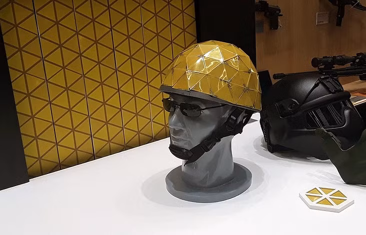 Sau đó Chameleon sẽ phân tích màu sắc và cấu trúc của cảnh quan và đưa ra các giải pháp cho lớp phủ, để tạo ra một hình ảnh ngụy trang mới, làm cho chiếc xe hoàn toàn hòa hợp với địa hình, khi nhìn từ các góc độ khác nhau.