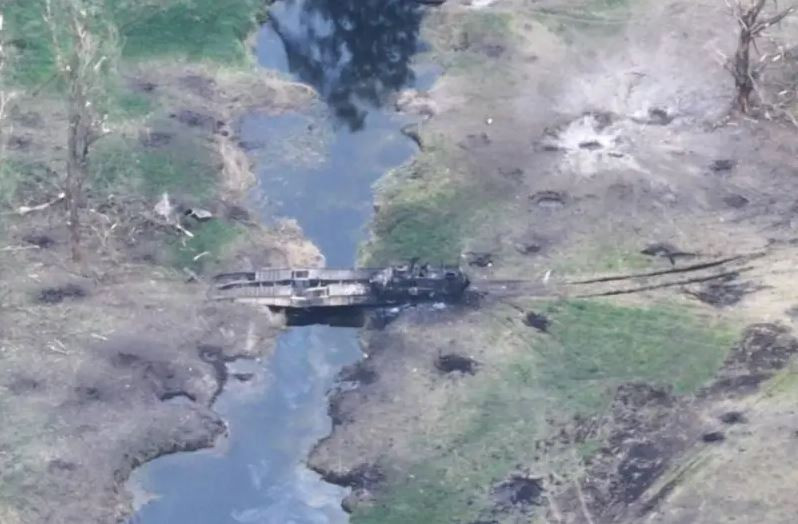 Do đặc điểm sông Volchya rất hẹp ở nhiều nơi, giúp quân Ukraine có thể nhanh chóng thiết lập các cầu dã chiến hoặc cầu tạm vượt qua sông. Tuy nhiên tại các điểm vượt sông, liên tục bị pháo binh, không quân và UAV của Nga bắn phá.