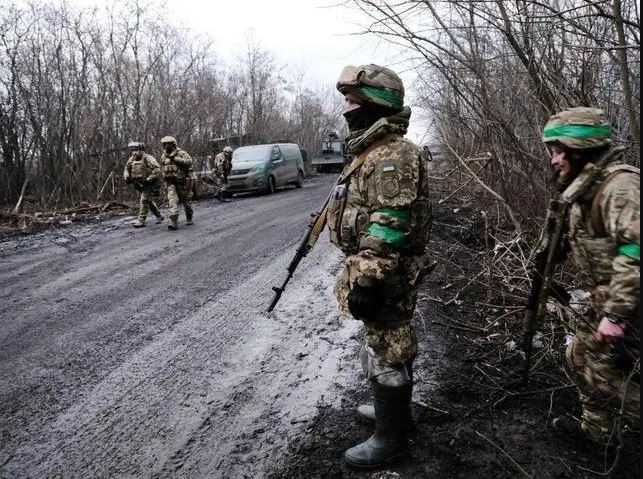 Ngoài ra, cường độ hỏa lực của pháo binh Ukraine đã giảm mạnh do tổn thất đáng kể về vũ khí; để bù đắp hỏa lực, Quân đội Ukraine đang cố gắng sử dụng ồ ạt UAV mang vũ khí. Hiện đơn vị UAV tinh nhuệ “Birds of Magyar” của Ukraine, đã được triển khai tới khu vực Kharkov. (Nguồn ảnh: Topwar, Ukrinform, Kyiv Independent, CNN). https://vi.topwar.ru/240613-opublikovany-kadry-unichtozhenija-lancetom-sau-2s3-akacija-vsu-v-rajone-harkova.html