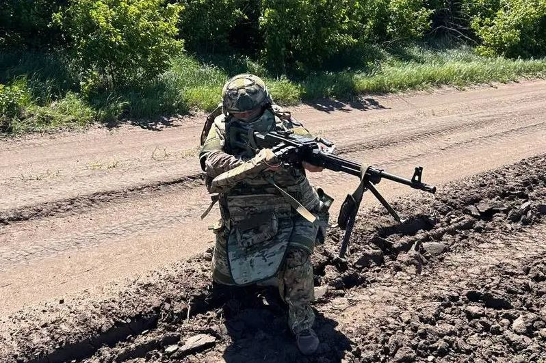 Trong những ngày qua, diễn biến ở mặt trận Kharkov diễn biến vẫn hết sức ác liệt, “Cụm quân phía Bắc” của Nga đã đánh bại các cuộc phản công của Lữ đoàn bộ binh cơ giới số 57, Lữ đoàn tấn công đường không số 82 và Lữ đoàn phòng không số 125 của Ukraine ở các quận Neskuchnoye, Granov và Konstantinovka thuộc tỉnh Kharkov. Năm cuộc phản công đã bị đẩy lùi gần Liptsy và Volchansk.