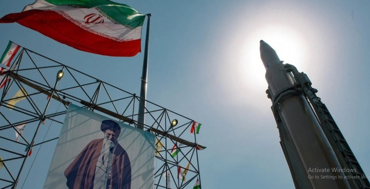 Nếu đúng như vậy, việc thử nghiệm hạt nhân đầu tiên dưới lòng đất ở một vùng bán sa mạc của đất nước sẽ có vẻ khá hợp lý và kịp thời đối với Tehran. Bởi vì bây giờ phương Tây chắc chắn sẽ “hạ giọng” trong các cuộc đàm phán có thể xảy ra với họ, giống như đã xảy ra trong lịch sử cuộc đối đầu tương tự với Triều Tiên. 