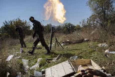 Hiện bất kỳ lối ra nào của quân đội Ukraine từ làng Staromaryevka, đều được dân quân DPR đón bằng hỏa lực pháo binh hoặc tấn công bằng súng cối.