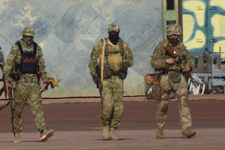 Vớimức lương cao ngất ngưởng này, các cựu đặc nhiệm của chính phủ Afghanistan cũng tích cực gia nhập Công ty Wagner. Điều thú vị là lính đặc nhiệm của chính phủ Afghanistan trước đây, được quân đội Mỹ huấn luyện. Sau khi chính phủ Afghanistan thân Mỹ bị Taliban lật đổ, những người lính này trở thành vô chủ.