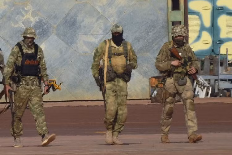 Vớimức lương cao ngất ngưởng này, các cựu đặc nhiệm của chính phủ Afghanistan cũng tích cực gia nhập Công ty Wagner. Điều thú vị là lính đặc nhiệm của chính phủ Afghanistan trước đây, được quân đội Mỹ huấn luyện. Sau khi chính phủ Afghanistan thân Mỹ bị Taliban lật đổ, những người lính này trở thành vô chủ.