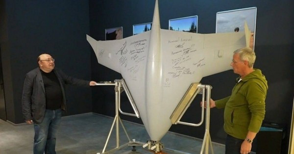 Kênh Russia-1 vào cuối tháng 9 đưa tin, Tập đoàn Hàng không Zala Aero của Nga đã phát triển thành công UAV tự sát Italmas, có tầm hoạt động hơn 200 km và đầu đạn lớn hơn trên UAV tự sát Geran-2. UAV Italmas sử dụng động cơ đốt trong và nhiên liệu được chứa ở hai cánh chính.