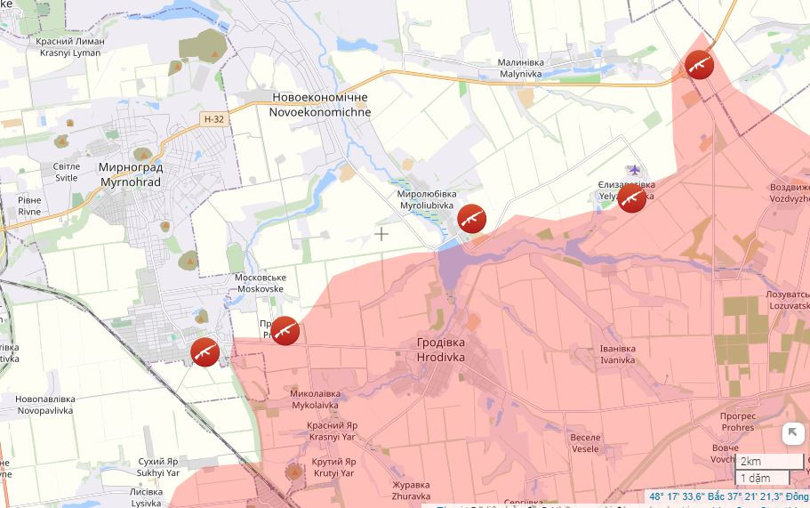 Ngoài ra, RFAF còn tiến về Pokrovsk từ phía đông, gần đường cao tốc M04 hơn, cách đó chưa đầy 2 km, có vị trí quân Nga đã cắt đường. Về cơ bản, RFAF đã cắt đứt mối liên lạc giữa Pokrovsk và các vị trí của AFU ở phía đông, do đó việc tiếp tế cho quân đồn trú tại đây cũng bị ảnh hưởng.