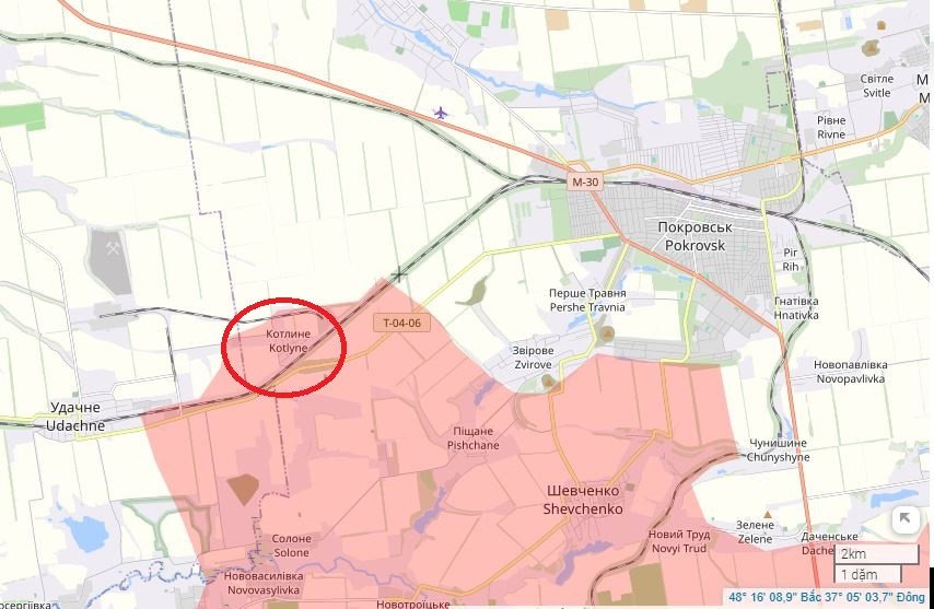 Giờ đây, RFAF đã kiểm soát hoàn toàn tuyến đường sắt phía nam làng Kotlyne ở phía tây nam Pokrovsk. Là trung tâm cung ứng của Ukraine ở phía nam vùng Donbass, Pokrovsk có tuyến đường bộ và tuyến đường sắt nối với thành phố Dnipro trên sông Dnieper. Như vậy, RFAF hiện đã cắt đứt tuyến đường sắt, mà Pokrovsk nhận tiếp tế từ hậu phương.