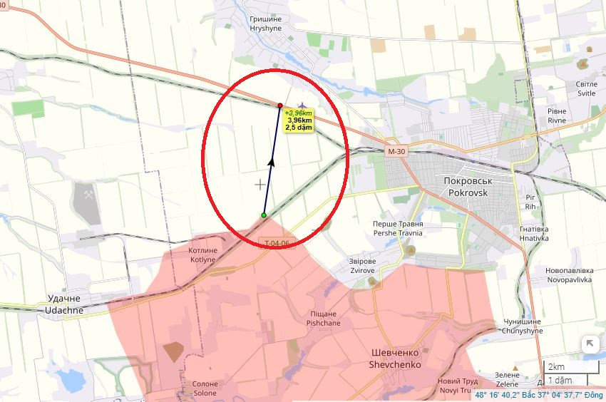 Ngoài ra, làng Kotlyne cách tuyến đường cao tốc M04 ở phía bắc chưa đầy 4 km và đó là một khu vực thảo nguyên rộng lớn, không có làng mạc hay thị trấn nào cho AFU phòng thủ. Việc quân Nga chiếm được Kotlyne, khiến quân Ukraine đồn trú ở Pokrovsk không chỉ gặp khó khăn trong việc tiếp tế, mà con đường rút lui về phía tây nhanh nhất, cũng sẽ bị quân Nga chặn lại. 