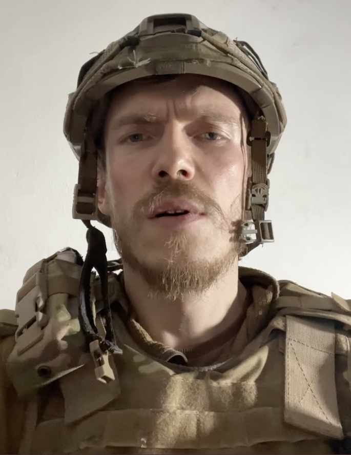 Trong khi đó, truyền thông Nga bày tỏ nghi ngờ về tuyên bố của Prokopenko, khi chỉ ra những điều vô lý trong đoạn video: Prokopenko đang mặc quân phục và đội mũ sắt, đoạn video được quay ở điều kiện đủ ánh sáng. Các chuyên gia Nga đã ghi nhận điều kỳ lạ và cho rằng, Prokopenko có thể không ở Azovstal. 