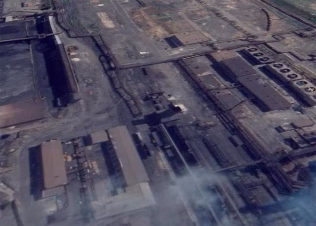 Vào ngày 4/5, Thư ký báo chí của Tổng thống Nga Peskov đã phủ nhận vụ tấn công Nhà máy thép. Ông cho biết theo đúng mệnh lệnh của Tổng thống Putin trước đó, Quân đội Nga đã không tấn công vào Nhà máy. Nếu một cuộc tấn công được thực hiện, sẽ chỉ nhằm vào những chiến binh đang cố gắng tập kích quân Nga.