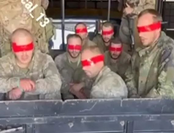 Bộ Quốc phòng Nga ngày 26/7 cũng công bố đoạn phim cho thấy, một loạt quân Ukraine đã bị Quân đội Nga bắt làm tù binh ở khu vực biên giới của vùng Kursk. Số lính Ukraine này đã bị lực lượng thủy quân lục chiến thuộc Lữ đoàn hải quân đánh bộ 810 bắt giữ gần làng Malaya Loknya. 