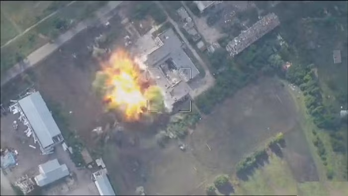 Ngày 24/8, trang web Pentapostagma của Hy Lạp đưa tin, “màn trình diễn” của Quân đội Nga ở Kursk chỉ đơn giản là một cuộc thảm sát “trên không” mà thôi. Điều đó càng khẳng định triết lý chiến tranh, trong cuộc chiến, bên nào làm chủ trên không, bên đó sẽ giành lợi thế.