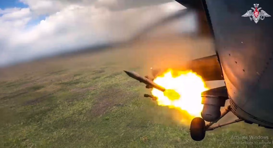 Một người lính Ukraine cho biết: "Càng ngày tôi càng cảm nhận rõ ràng rằng, UAV và máy bay chiến đấu của Nga đang thực hiện ngày càng nhiều cuộc tấn công”; điều đó có nghĩa là Nga đã bắt đầu tổ chức ngăn chặn quyết liệt với Ukraine. 