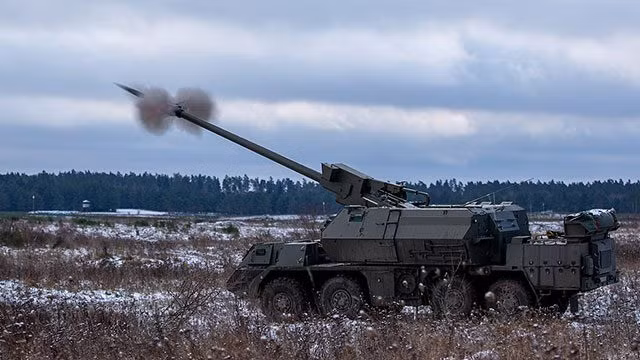 Việc thiết kế mở rộng tầm bắn của đạn 155 mm ER02A1 bằng phương pháp trích khí đáy, đã nâng tầm bắn lên 40 km, để đáp ứng tốt hơn nhu cầu chiến trường khốc liệt và hay thay đổi của Ukraine.