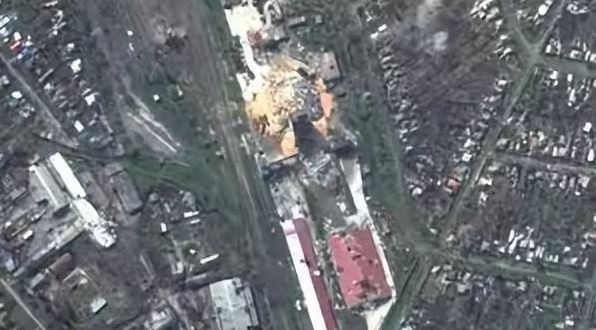 Để đối phó với quân Ukraine phòng ngự trong các tòa nhà và hạn chế thương vong, quân Wagner cuối cùng đã áp dụng chiến thuật bằng hỏa lực mạnh, san phẳng mục tiêu bằng cách dùng pháo nhiệt áp bắn thẳng vào mục tiêu trên quảng trường trước Nhà ga trung tâm và tòa nhà chờ đợi. 