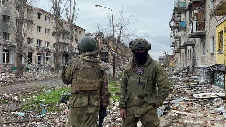 Ở phía bắc thành phố, với cái giá phải trả là thương vong nặng nề, lính đánh thuê Wagner và lính dù Nga cuối cùng cũng đã quét sạch hoàn toàn các vị trí phòng thủ của Ukraine gần Đại lộ Rose và Tòa nhà Nhân dân Thành phố. 