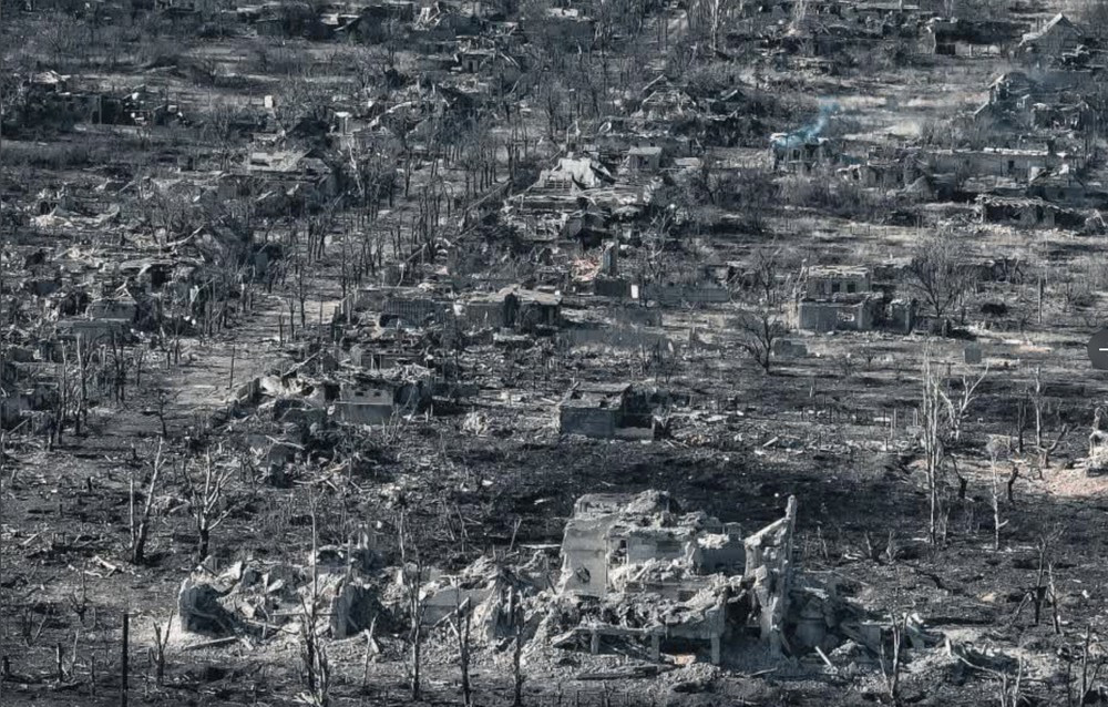 Quân đội Nga đang chiến đấu trong “đống đổ nát” của thị trấn nhỏ này và các trận chiến đường phố kết thúc với những thất bại liên tiếp. Hiện tại, Quân đội Nga phải lựa chọn tiến hành tấn công từ hai bên sườn của Marinka và tạm thời đạt được hiệu quả tiến công trên mặt trận ác liệt cũng không kém gì Bakhmut. 