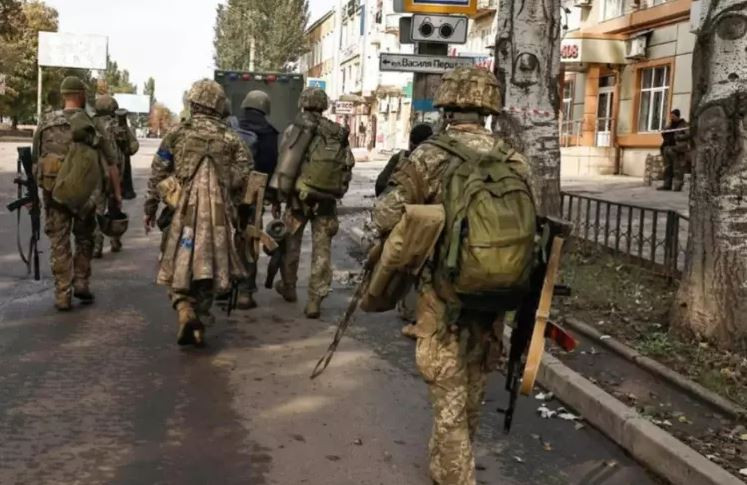 Khi chiến dịch phòng ngự tại Bakhmut đã trở nên không thể cứu vãn, động thái tiếp theo của Quân đội Ukraine đã thu hút sự chú ý lớn từ các bên. Vậy Quân đội Ukraine có tiếp tục củng cố các lớp phòng thủ ở phía tây thành phố và vùng ngoại ô phía tây để cầm chân cuộc tấn công của quân Nga?