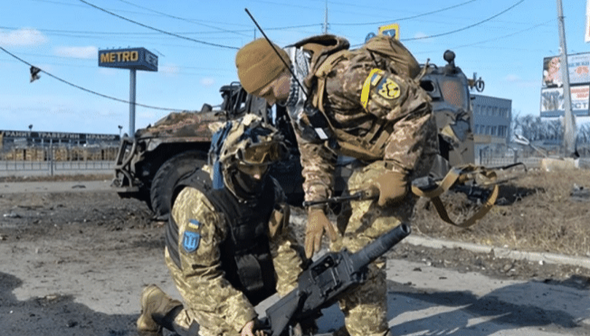 Ở phía tây tuyến đường sắt nội đô, phía Ukraine bố trị cụm quân xung kích tiền phương và Lữ đoàn bộ binh cơ giới 53, Lữ đoàn đổ bộ đường không 77, Lữ đoàn phòng thủ Tổ quốc 125, 241; lính đánh thuê Gruzia, một số dân quân cực hữu được triển khai bên trong tuyến phòng thủ đường sắt, làm dự bị cho tuyến thứ nhất. 