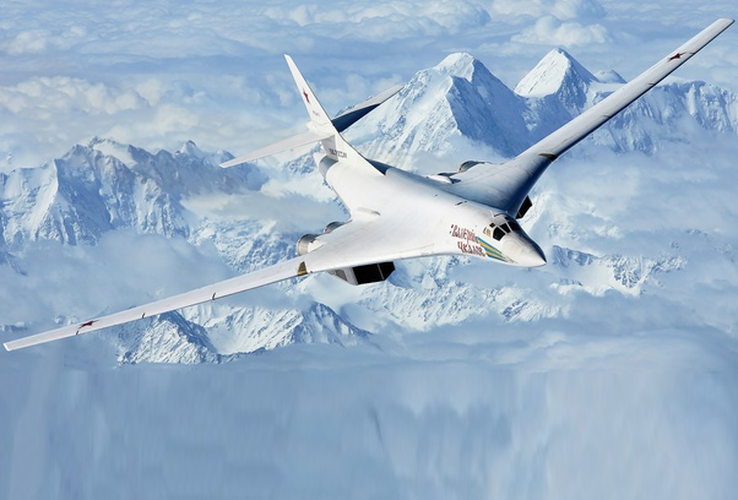 Theo báo chí Nga, với việc NATO do Mỹ đứng đầu liên tục thể hiện sức mạnh tấn công hạt nhân trên không ở biên giới Nga, nên việc Nga trang bị máy bay ném bom chiến lược Tu-160M có ý nghĩa rất lớn.