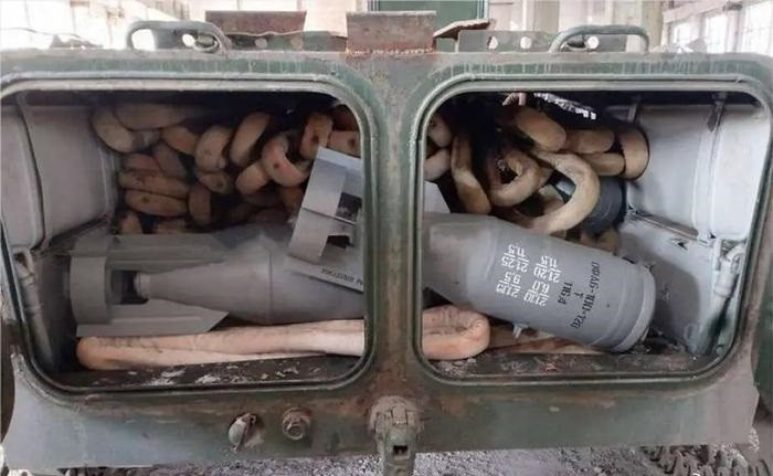 Người biến những chiếc MT-LB thành “xe bom cảm tử” là những người lính Nga thuộc biệt đội Sudoplatov, mô tả nó như một loại ngư lôi tự hành trên đất liền (SST) chứa đầy chất nổ.