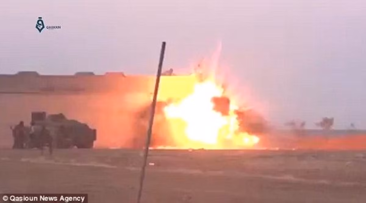 Theo các nguồn tin của Nga, chiếc xe bom tự sát MT-LB này, đã được sử dụng tại một khu vực “không xác định” trên chiến trường Ukraine, như một phần của "kế hoạch ngày tận thế", nhằm phá hủy một vị trí kiên cố của Quân đội Ukraine.