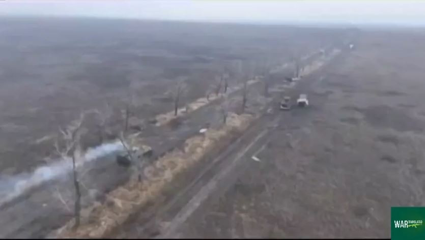 Đầu tiên, người lái điều khiển xe bọc thép xác định hướng di chuyển, sau đó dùng gậy gỗ giữ chân ga để duy trì tốc độ cho xe. Khi đến gần mục tiêu, người lái nhảy ra khỏi xe và để cho xe tiếp tục lao về phía mục tiêu.