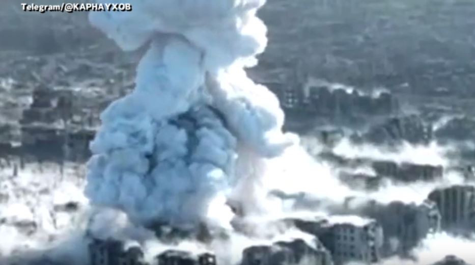 Thậm chí phóng viên chiến trường Nga Andrei Rudenko cho biết, đây là bom siêu nhiệt áp ODAB-9000 và là bom phi hạt nhân lớn nhất thế giới. Tuy nhiên, Vitaly Sarantsev, đại diện cụm "Kharkov" của Quân đội Ukraine phủ nhận điều này. Ông cho rằng đó không phải là quả bom nặng 9 tấn mà là quả bom FAB-3000. 