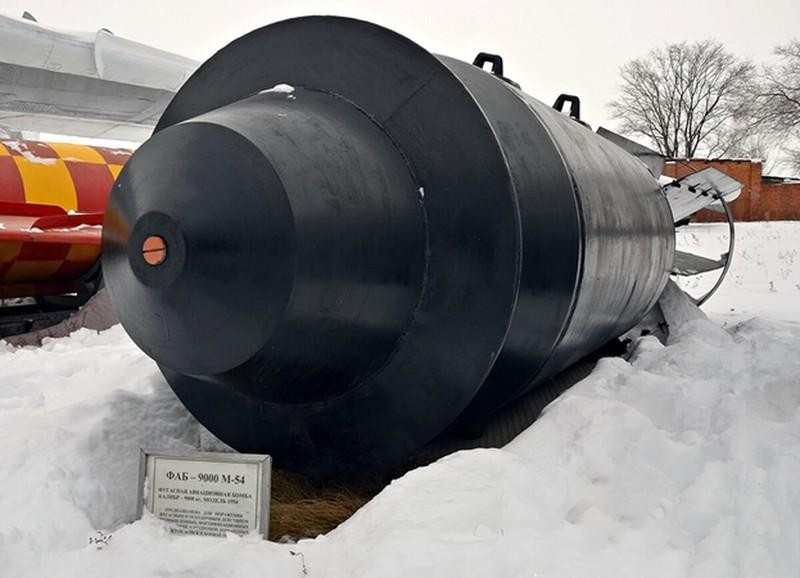 Ông Rudenko cho biết thêm, quả bom nặng 9 tấn chỉ được chế tạo dưới dạng thử nghiệm, vì nó quá nặng và chỉ có thể được mang bởi máy bay ném bom Tu-22 trở lên. Tuy nhiên, radar quân sự Ukraine vào thời điểm đó không phát hiện được máy bay ném bom Nga. 